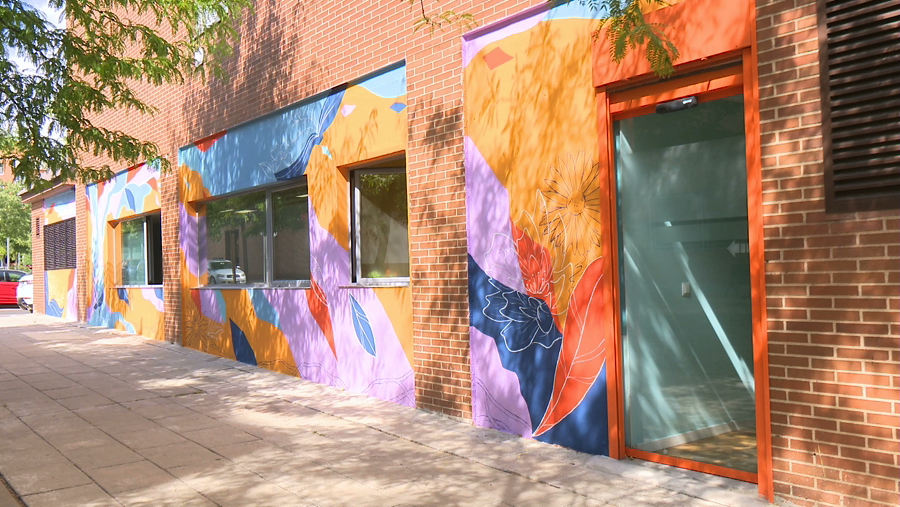 Imagen Dehesa Vieja cuenta con el nuevo y colorido mural del Centro de Día Somos