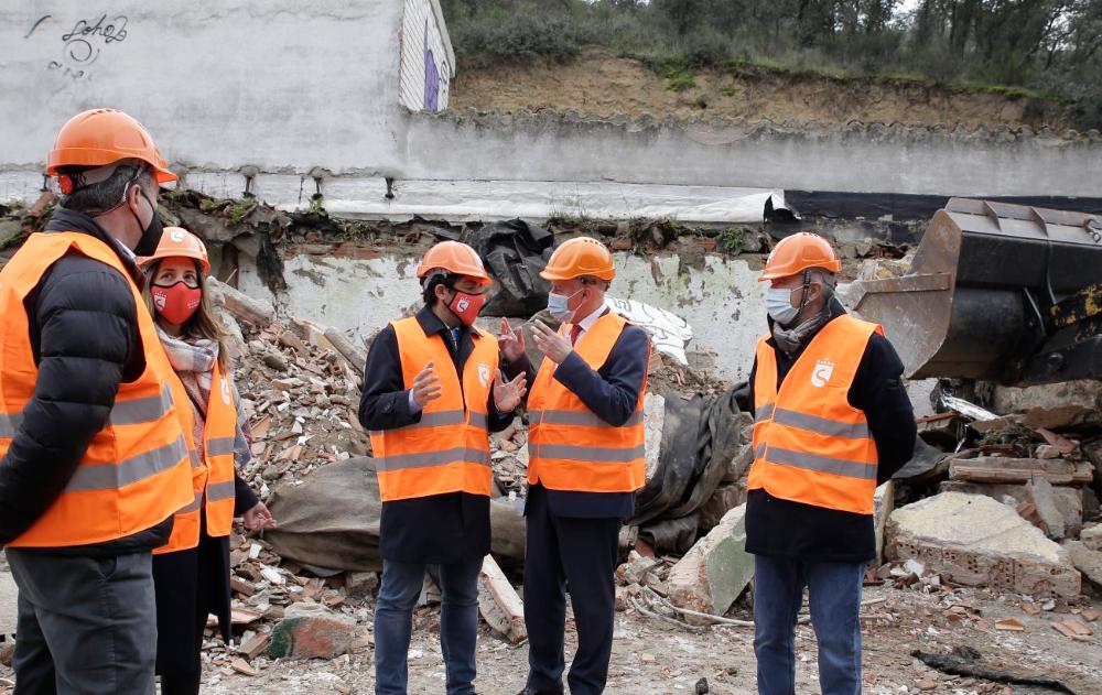 Imagen El Ayuntamiento inicia la demolición de las antiguas caballerizas de Fuente del Fresno
