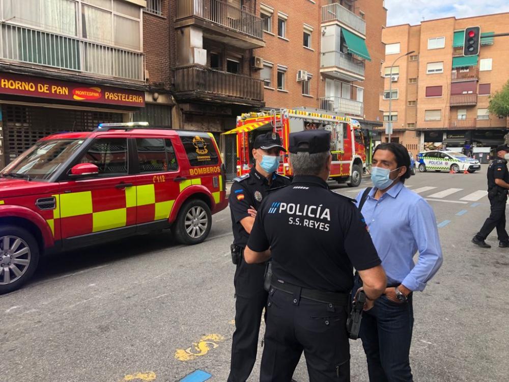 Imagen Desalojadas 44 viviendas por el incendio de un almacén en la calle Silvio Abad