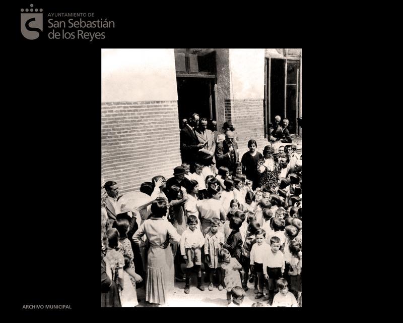 Imagen Niños y niñas  posando delante de la escuela pública