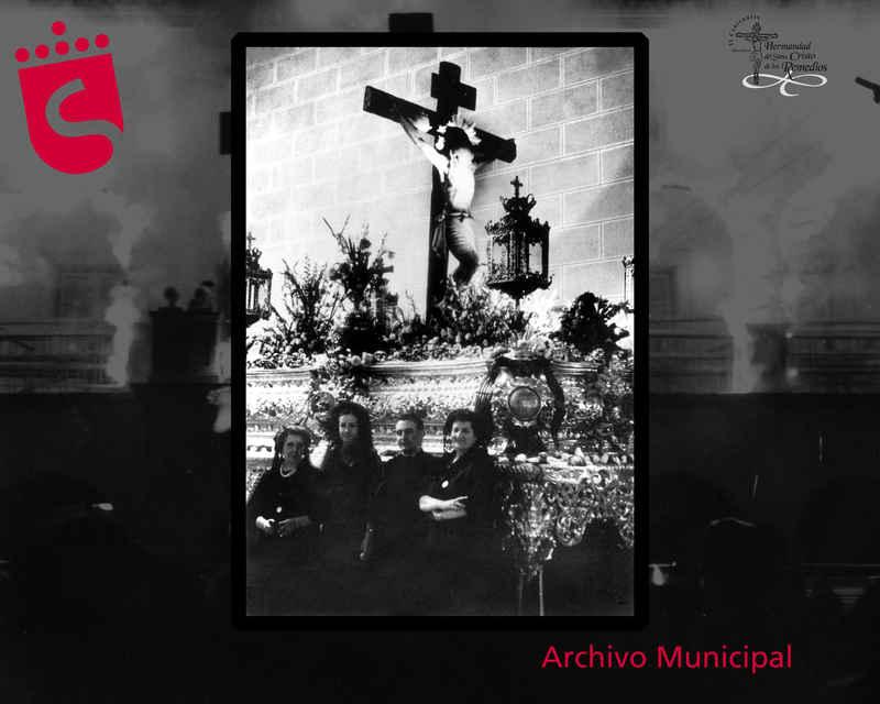 Imagen Grupo de mujeres junto al Cristo