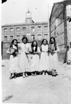 Imagen Cinco jovencitas a la salida de Misa Mayor