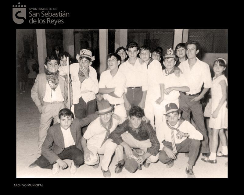 Imagen Cuadrilla de jóvenes divirtiéndose