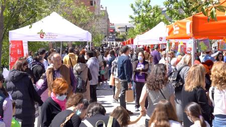 Imagen Autores, libreros y público reunidos en la Feria del Libro de Sanse