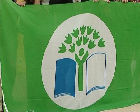 Imagen Dos banderas verdes del programa internacional Ecoescuelas ondean en Sanse