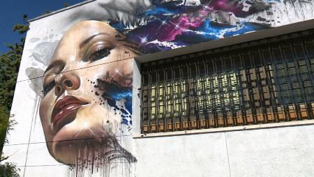 Imagen Sfhir, el laureado muralista madrileño, protagoniza la fachada de Est...