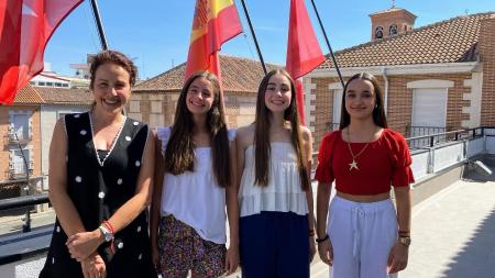 Imagen La alcaldesa Lucía S. Fernández realiza una recepción oficial a tres bailarinas de Eszena Danza, una de las mejores escuelas de...