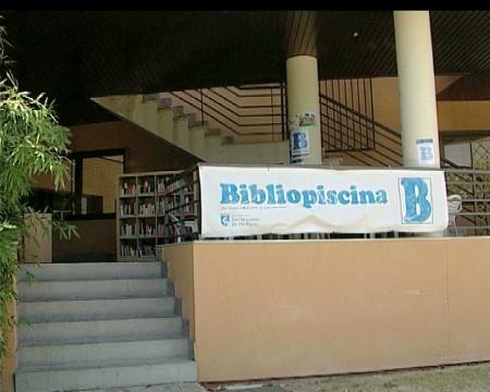 Imagen Disfruta del placer de leer en la piscina