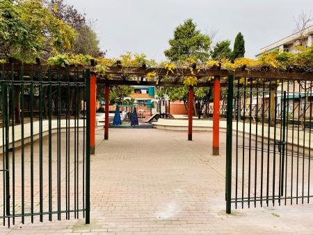 Imagen El Ayuntamiento cerrará por las noches el parque infantil de la calle Álvaro Muñoz, también conocido como el “Parque Rojo”