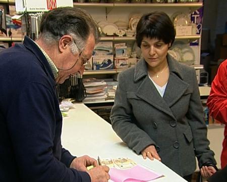 Imagen De compras con las ganadoras del sorteo al comprador