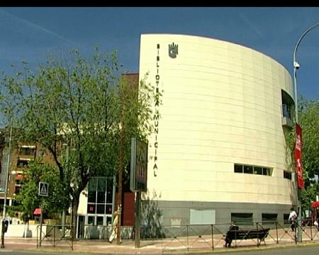 Imagen Intercambio de libros en inglés, francés y alemán en la Biblioteca Central