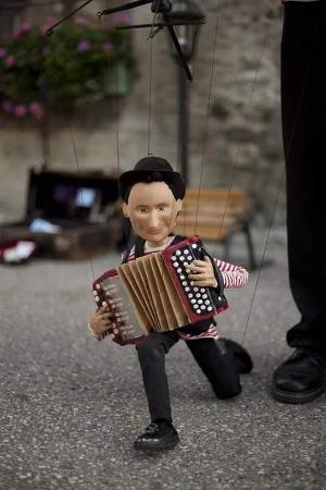 Titirisanse 2025. Benjamino y Juanita presentan: Hariak Zirkus. Cía. Picuentos