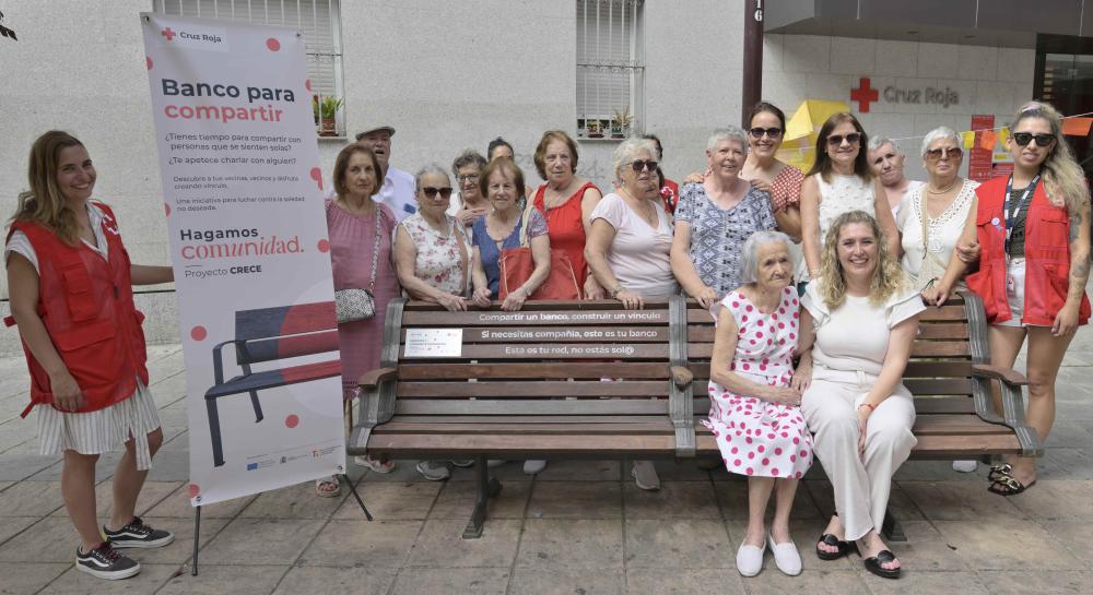 Imagen El Ayuntamiento apoya la iniciativa de Cruz Roja Española en la instalación de un ‘Banco de la Soledad’ para combatir la soledad no deseada
