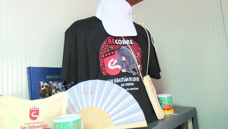 Imagen Grandes colas para adquirir los productos oficiales de las fiestas en la...