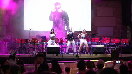 Imagen Fiesta y baile sin descanso con Diego Crespo en la plaza de la Constitución