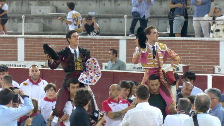 Imagen Diego García triunfa en Sanse y sale en hombros junto a Ginés Marín