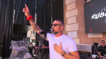 Imagen Palmas, baile y gran ambiente en la plaza de la Constitución con Rubén...