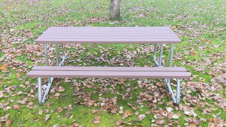 Imagen Sanse instala nuevos bancos y mesas merendero por todas las zonas verdes...