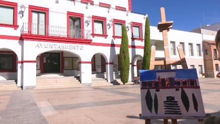 Imagen Los usuarios de Gil Gayarre, con pinceles y lienzos frente al Ayuntamiento