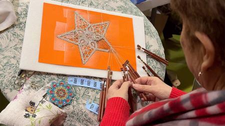 Imagen Hilo, paciencia y arte: el encaje de bolillos conquista San Sebastián de...