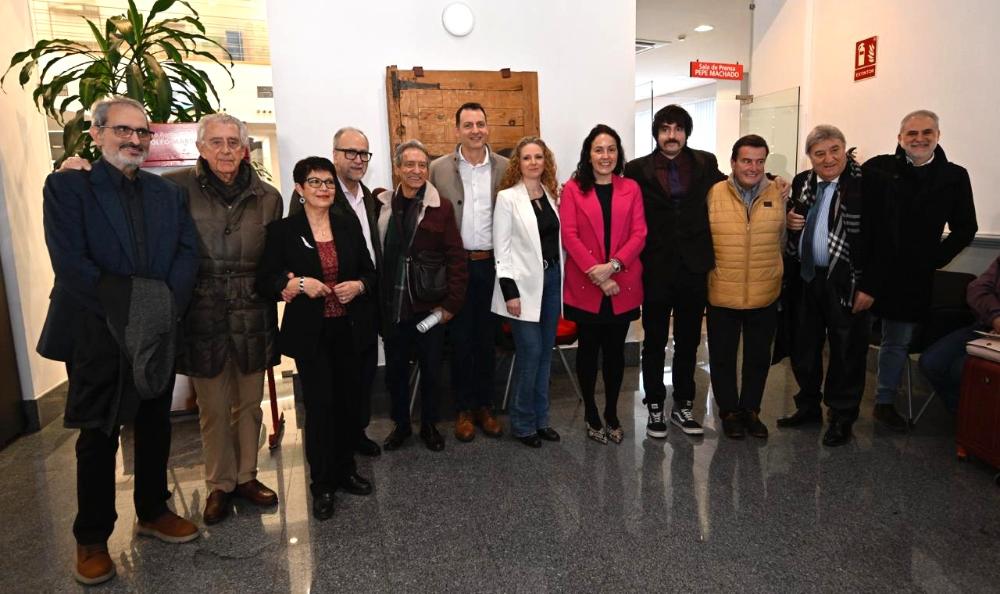 Imagen Amigos, familiares y compañeros de los medios de comunicación acuden al homenaje al maestro del periodismo Pepe Machado