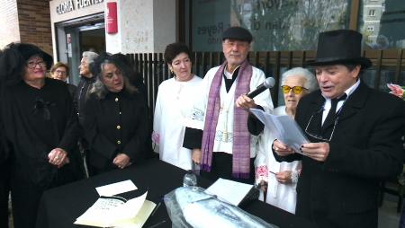 Imagen Luto y carcajadas en el entierro de la sardina del centro Gloria Fuertes
