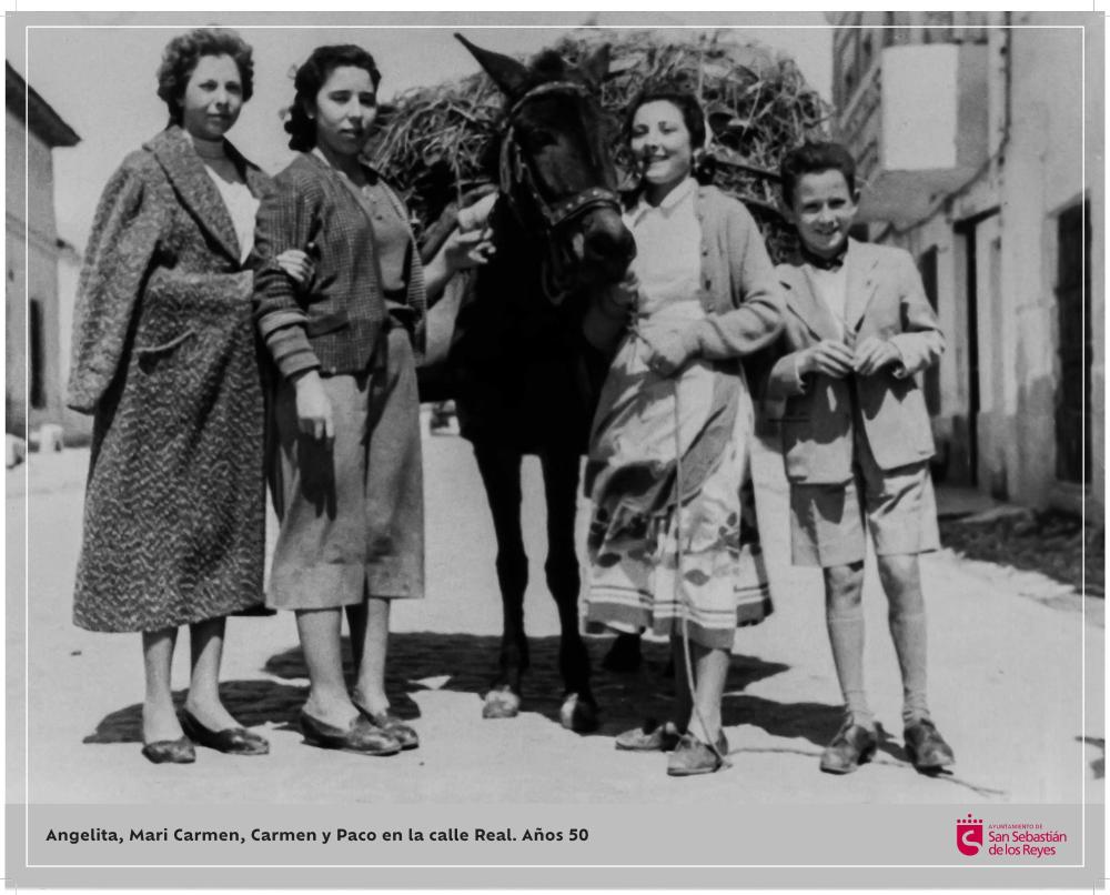 Imagen Angelita, Mari Carmen, Carmen y Paco en la calle Real. Años 50.jpg