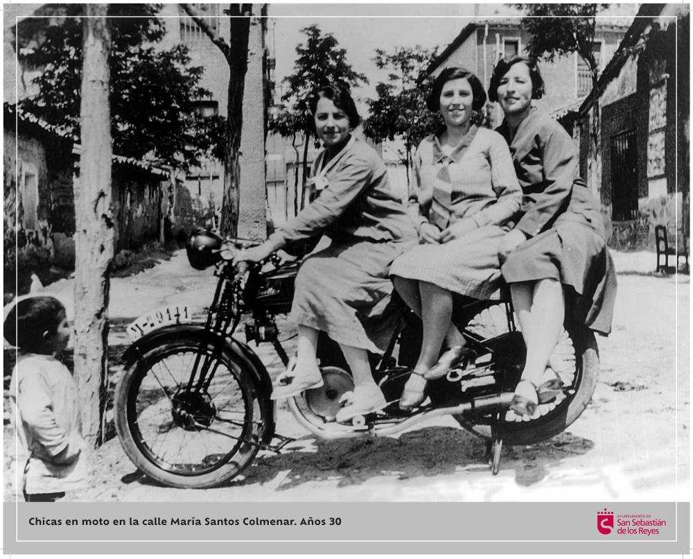 Imagen Chicas en moto en la calle María Santos Colmenar. Años 30.jpg