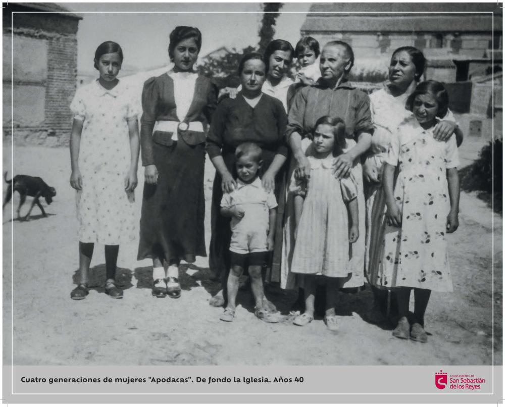 Imagen Cuatro generaciones de mujeres Apodacas. De fondo la Iglesia. Años 40.jpg