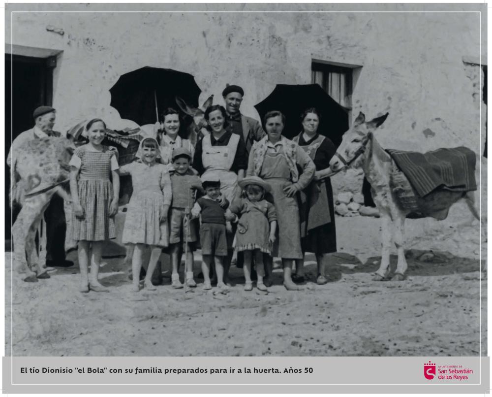 Imagen El tío Dionisio el Bola con su familia preparados para ir a la huerta. Años 50 (1).jpg