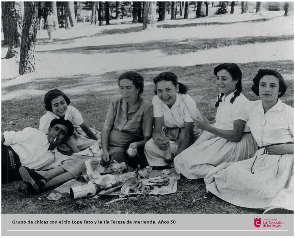 Imagen Grupo de chicas con el tío Lope Tato y la tía Teresa de merienda. Años 50.jpg