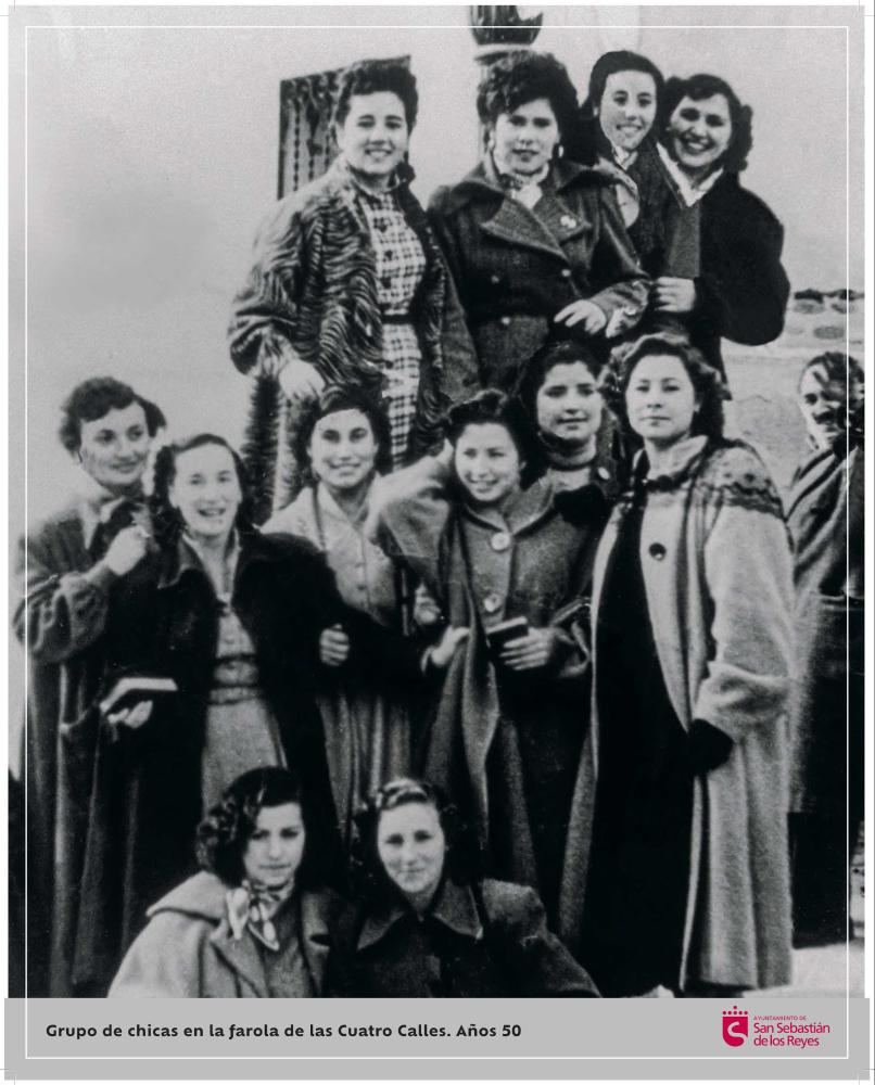 Imagen Grupo de chicas en la farola de la Cuatro Calles. Años 50.jpg