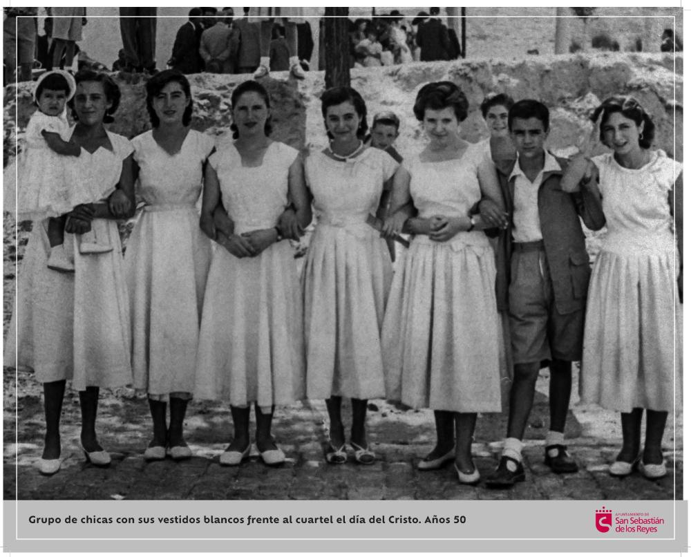 Imagen Grupo de chicas con sus vestidos blancos frente al cuartel el día del Cristo. Años 50.jpg