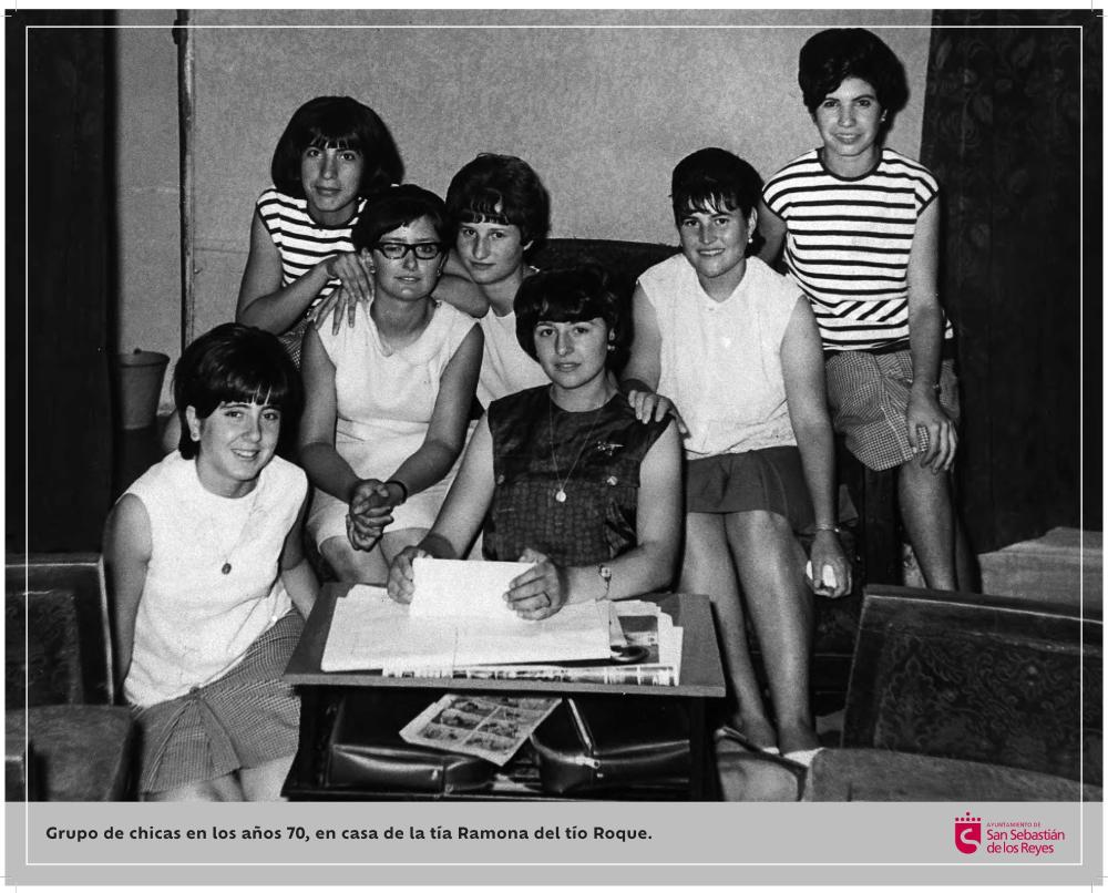 Imagen Grupo de chicas en los años 70, en casa de la tia Ramona del tío Roque.jpg