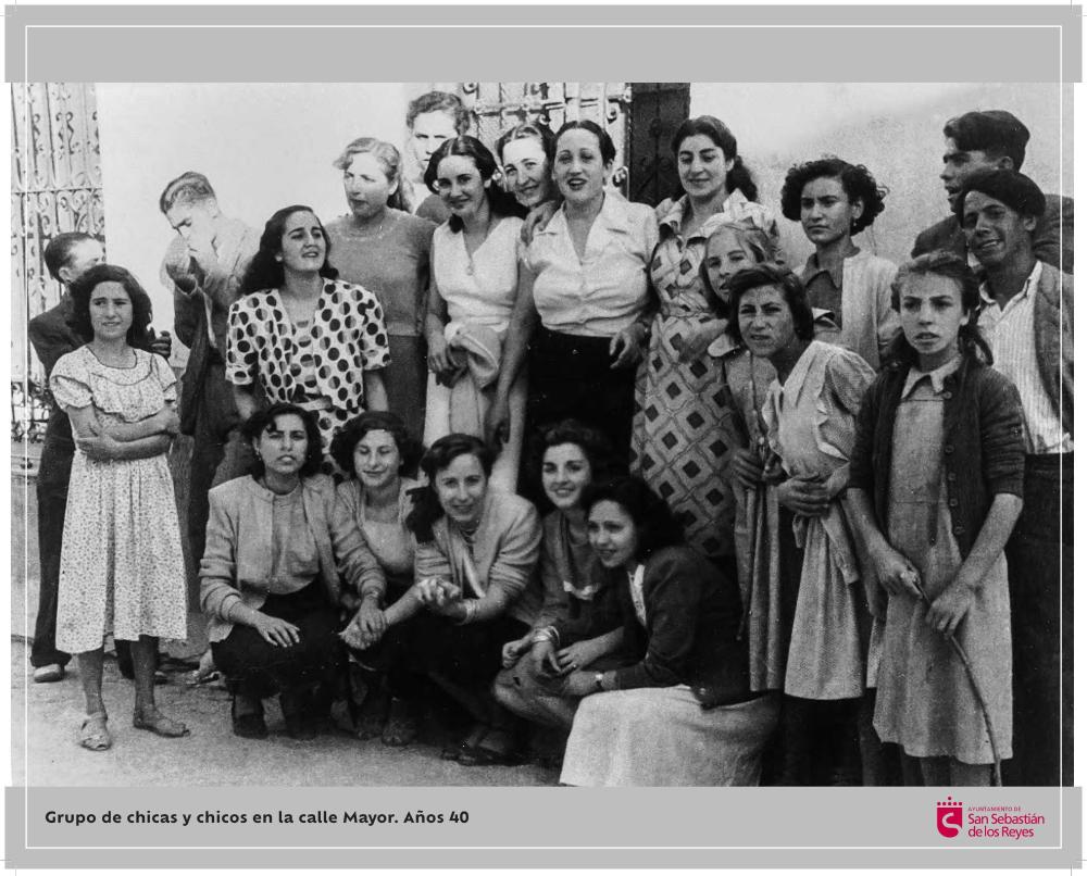 Imagen Grupo de chicas y chicos en la calle Mayor. Años 40.jpg