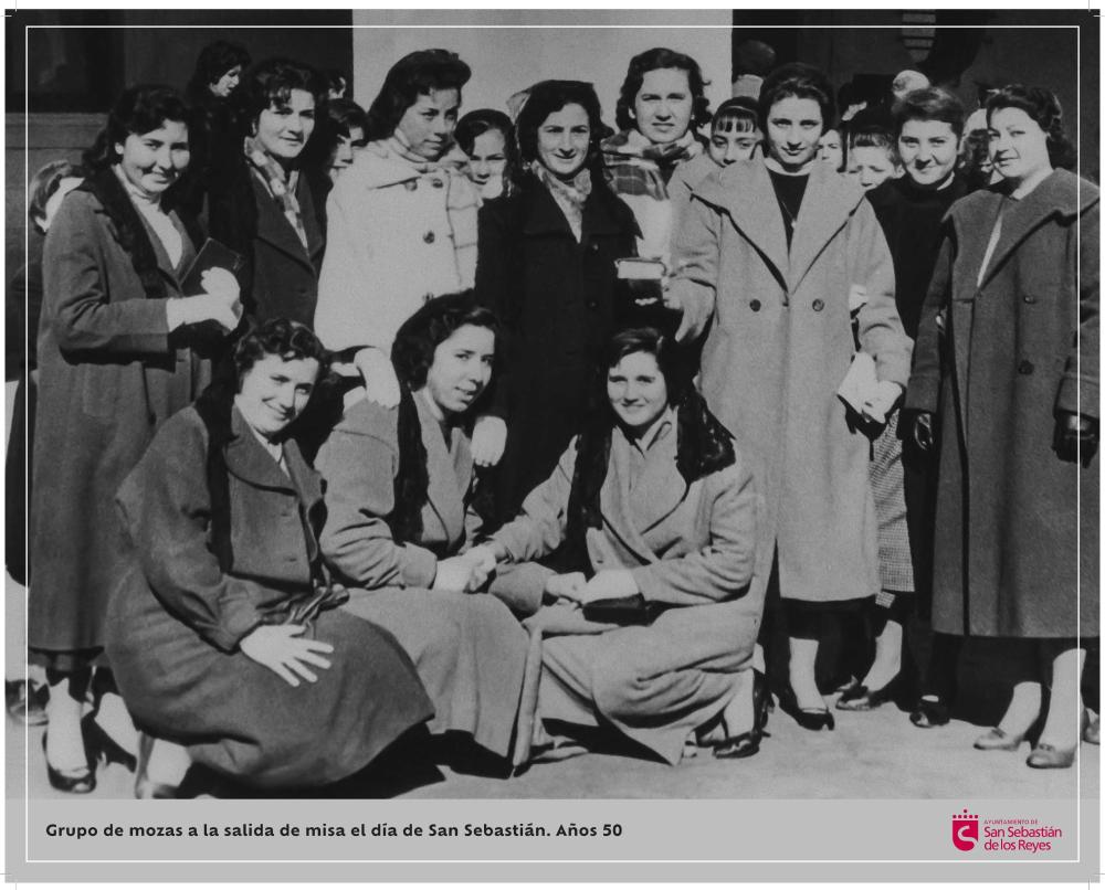 Imagen Grupo de mozas a la salida de misa el día de San Sebastián. Años 50.jpg