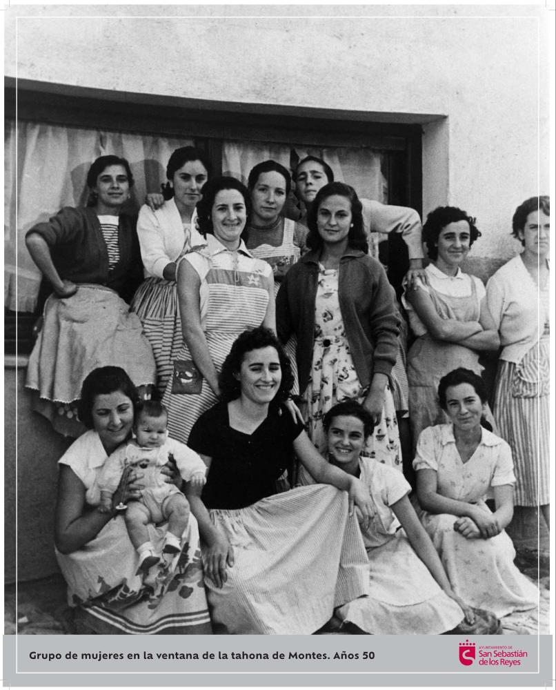 Imagen Grupo de mujeres en la ventana de la tahona de Montes. Años 50.jpg