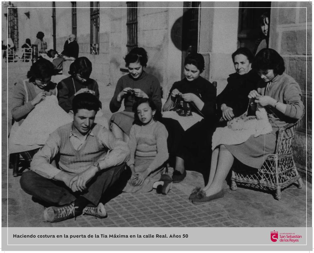Imagen Haciendo costura en la puerta de la tía Máxima en la calle Real. Años 50.jpg