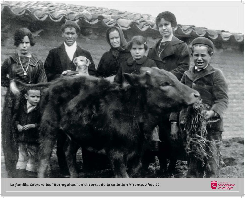 Imagen La familia Cabrero los Borreguitas en el corral de la calle San Vicente. Años 20.jpg