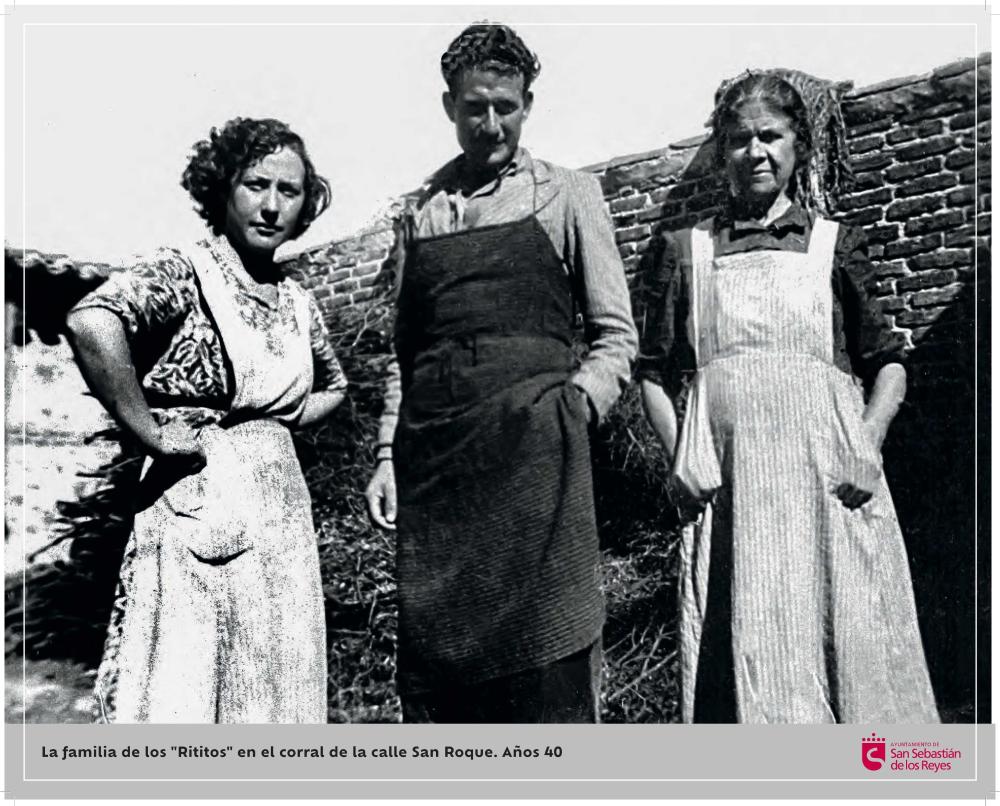 Imagen La familia de los Rititos en el corral de la calle San Roque. Años 40.jpg