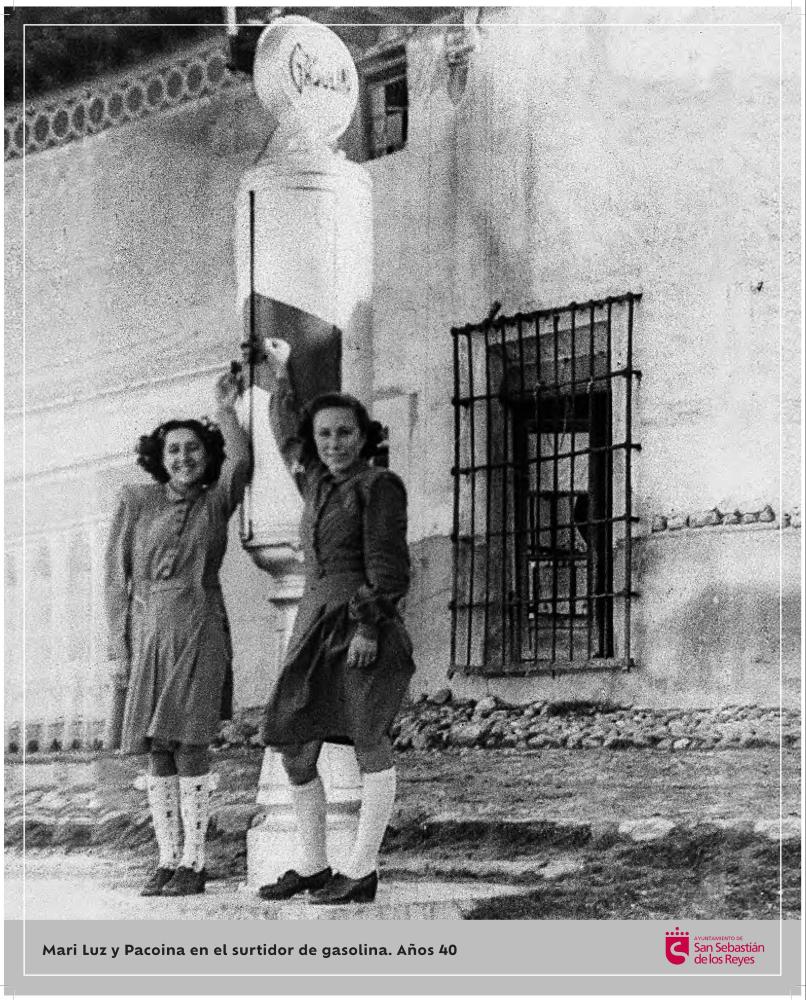 Imagen Mari Luz y Pacoina en el surtidor de gasolina. Años 40.jpg