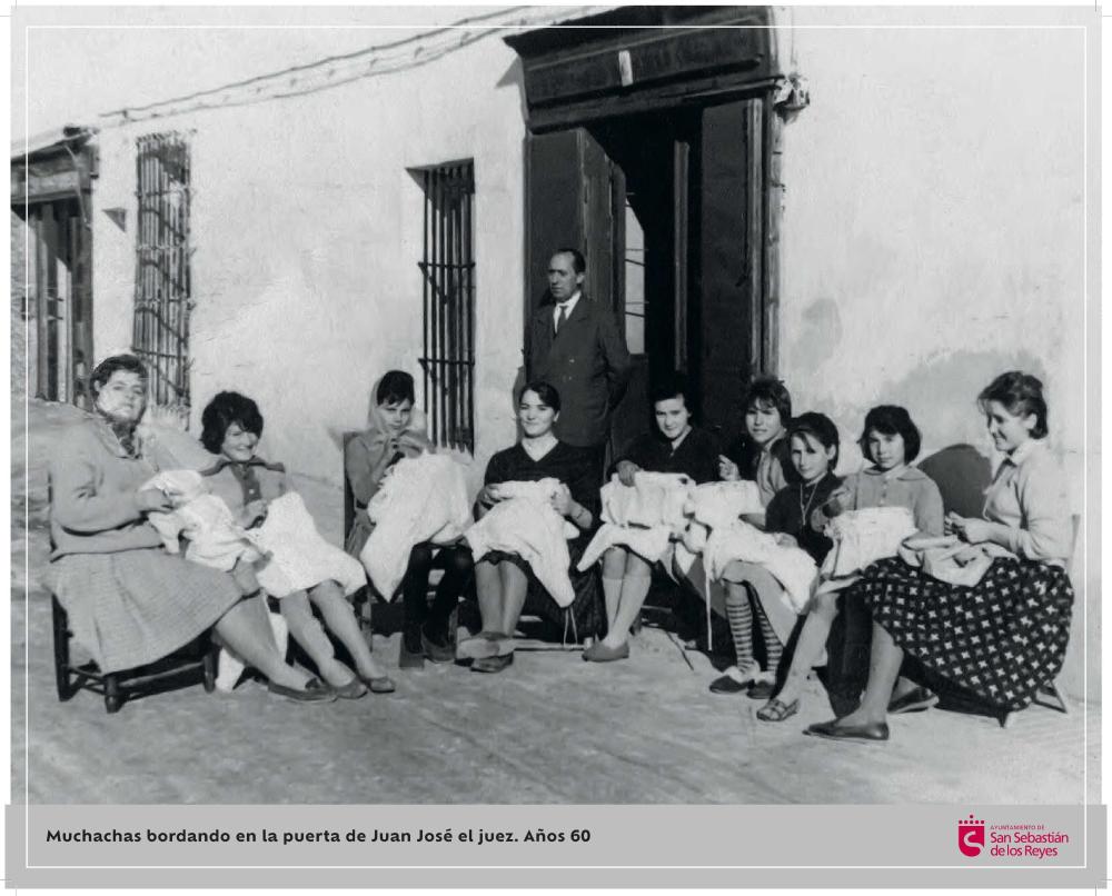 Imagen Muchachas bordando en la puerta de Juan José el juez. Años 60.jpg
