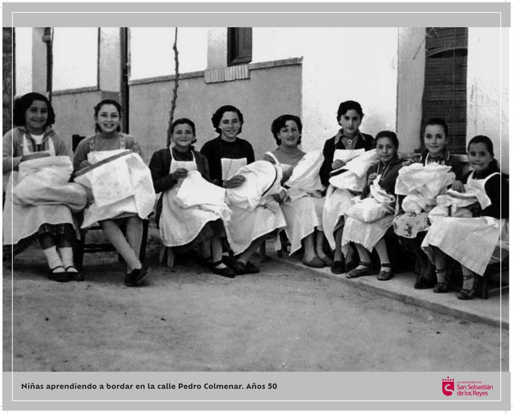 Imagen Niñas aprendiendo a bordar en la calle Pedro Colmenar. Años 50.jpg