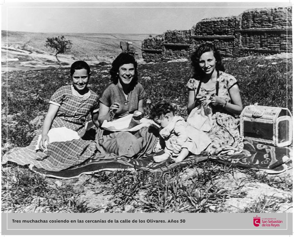 Imagen Tres muchachas cosiendo en las cercanias de la calle de los Olivares. Años 50.jpg