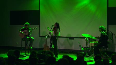 Imagen La artista María de la Flor brindó su delicadeza musical en Los Viernes...