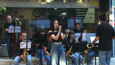 Imagen Y la ‘Big Band’ tocó a las puertas de la Escuela Municipal de Música y Danza de San Sebastián de los Reyes