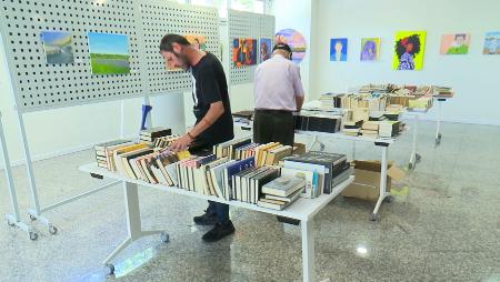 Imagen Novelas, DVDs y libros infantiles gratis en el rastrillo de la Biblioteca Marcos Ana